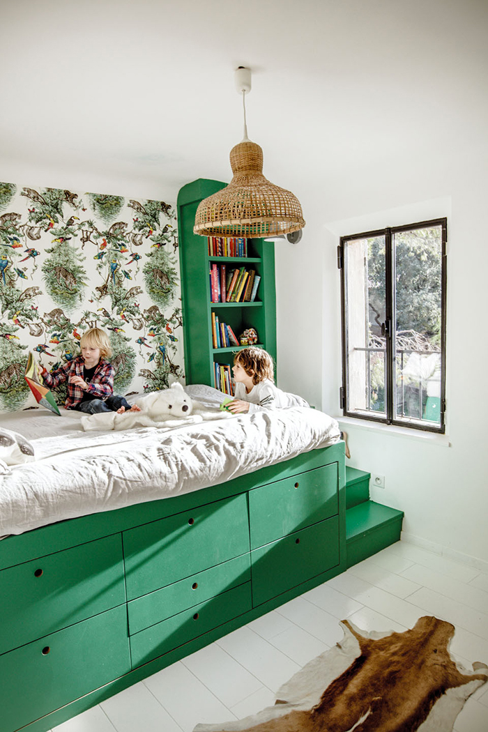 Un lit cabane dans une chambre d’ enfant