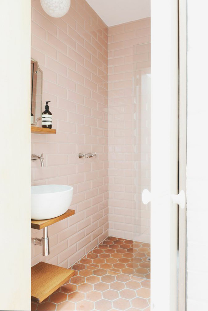 salle de bain crédence rose