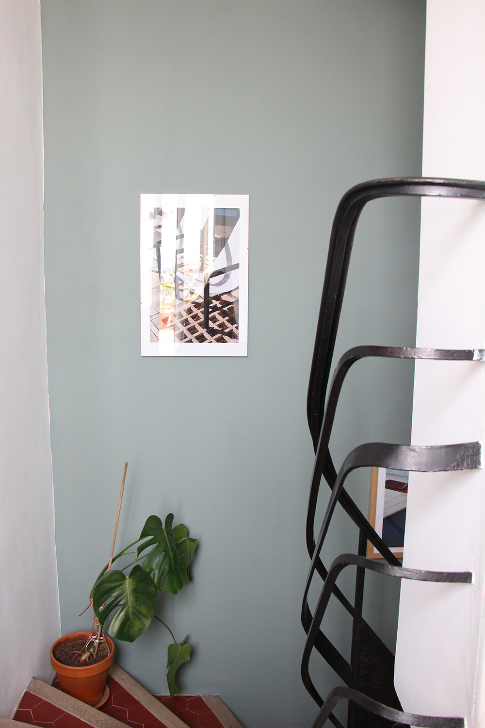 Un mur de cadres dans l'escalier sans percer ! - Blueberry Home