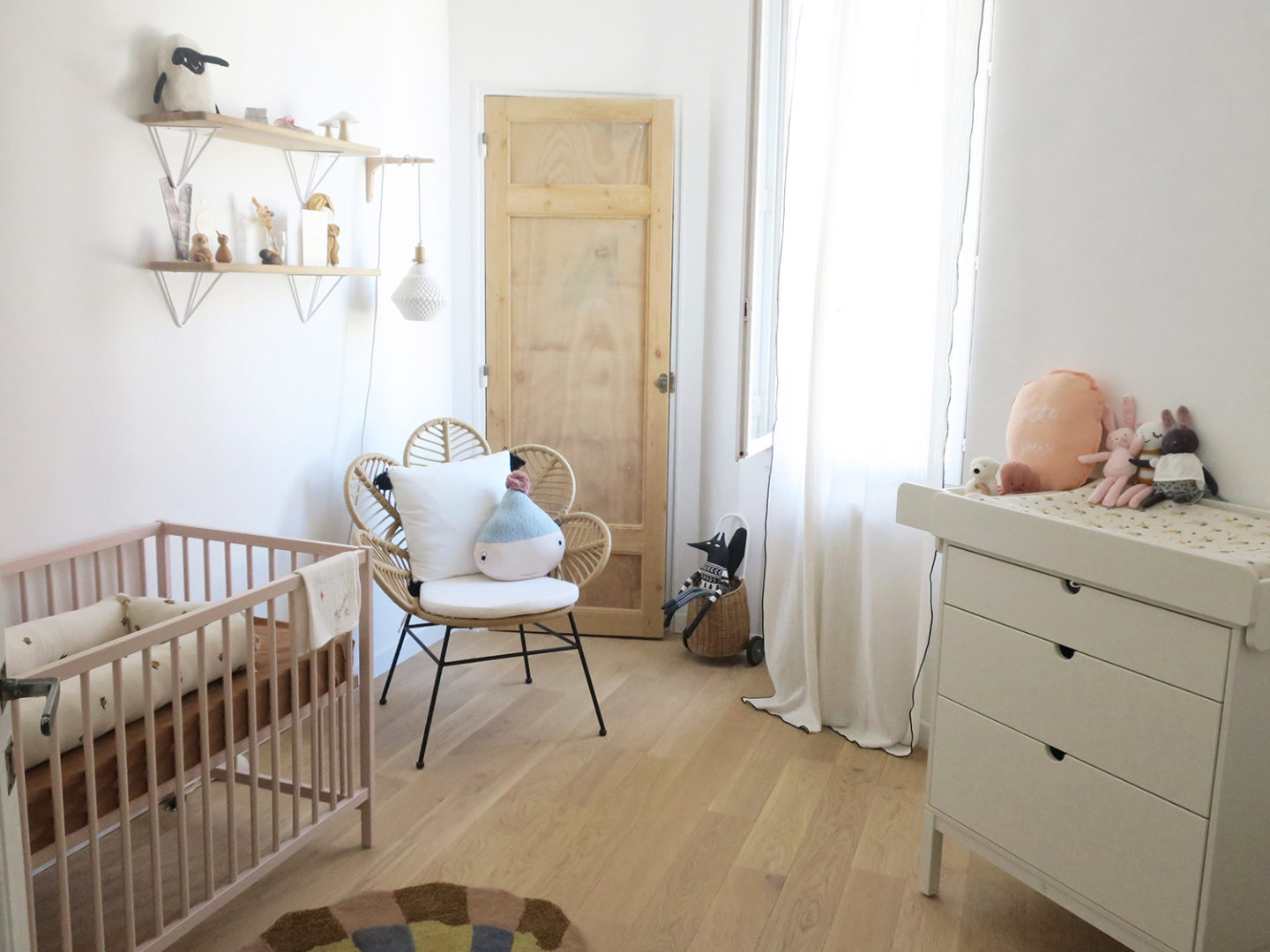 Visite privée dans la chambre de bébé Brune